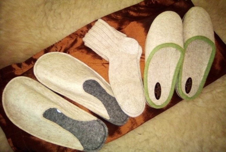 Socken und Pantoffeln aus reiner Schurwolle