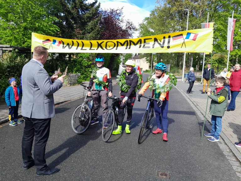 Ziel-Empfang vor dem Bubenreuther Rathaus